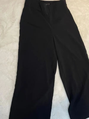 Kostymbyxor  - Svarta kostymbyxor från Gina Tricot, storlek 34.