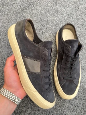 Tom ford sneakers  - Säljer dessa sjukt feta mörkblå tom ford skor! Sjukt sällsynta och eftertraktade i sverige. Size 44. Skick 8/10 bra skick! Hör av dig vid frågor eller andra funderingar 💯