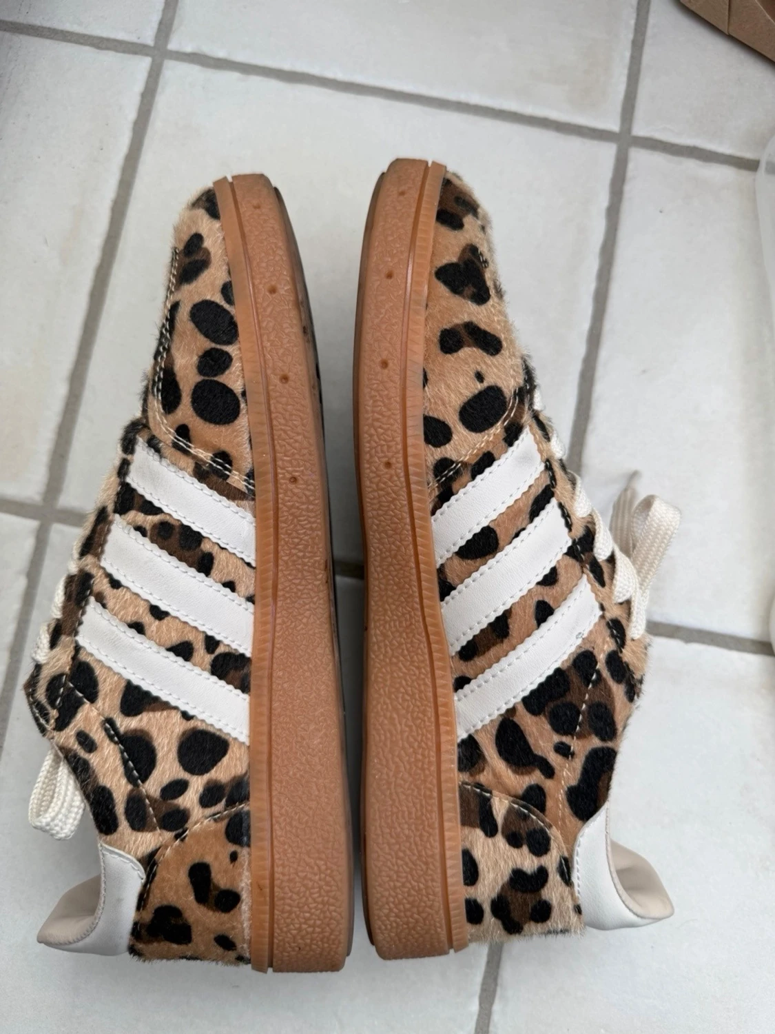 Leopardmönstrade sneakers med vita ränder