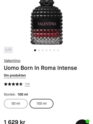 Valentino Uomo Born In Roma Intense - Lyxig parfym från Valentino i en cool, nitar-inspirerad flaska med svart, röd och transparent design. Flaskan har en unik struktur och ger ett exklusivt intryck. Perfekt för dig som vill ha en doft med attityd och stil. 95% kvar av 100ml.