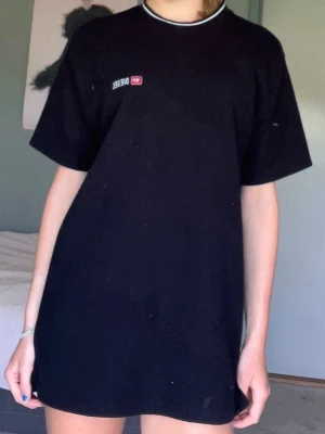 Oversized diesel klänning - Oversized svart klänning från diesel. Funkar också som stor T-shirt.