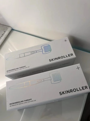 Skinroller microneedling - Två skinroller från skinroller. De är helt nya och oanvända. 1.00 mm och 0.50mm. Köpta för 499 styck. Köptes när de va populära men tyvärr kom dom aldrig till användning och blev liggandes bara. Priset gäller för båda ihop 