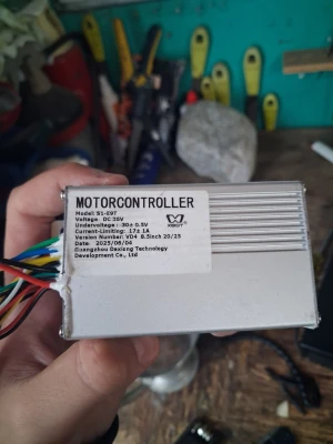 Motorcontroller och Li-ion batteripack - Säljer en motorcontroller (modell S1-E9T, DC 36V) och ett Li-ion batteripack (modell CHY175FJ-02 DC, 36V). Motorcontrollern har flera färgade kablar och aluminiumhölje. Batteripacket är svart med tydliga anslutningar och etikett. Perfekt för elcykel eller liknande projekt. 