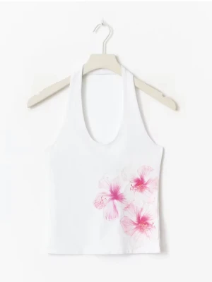 Vit halterneck topp med blommor - Säljer en lätt ljusrosa halterneck topp med rosa blommor tryckta framtill från Gina Tricot. 