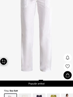 Vita raka linnebyxor - Snygga vita linnebyxor i rak modell med hög midja och fickor framtill. Tillverkade i luftigt linne som ger en avslappnad och fräsch look. Perfekta för varma dagar och enkla att matcha med olika toppar.