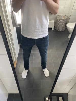 Dondup jeans - Säljer ett par dondup george jeans. Klassiska skinnt jeans med sköna detaljer och fadeings. Perfekta jeans för dig som vill ha ett par mörkblåa jeans. 