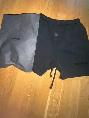 Essentials shorts  - Säljer dessa feta Essentials shorts då jag inte använder dom längre. Perfekt nu inför sommaren. Går att få ner priset pytte vid snabb affär!! 