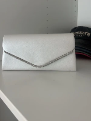 Kuvert väska, glittrig kant  - Supersnygg väska som är perfekt för bal, bröllop eller liknanade!!