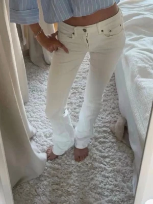 Vita soft flare jeans från Subdued - Säljer ett par vita jeans från Subdued i modellen Soft Flare. Jeansen har klassisk femficksdesign, hög midja och lätt utsvängda ben. Perfekta för dig som vill ha en clean och fräsch look med en trendig twist. Tillverkade i ett mjukt och bekvämt material.