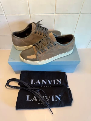 Lanvin sneakers  - Lanvin dbb1 sneaker i mycket fint skick. Storlek uk 6 / eu 40. Sitter större. Box och Dustbag ingår vid köp. Bara att höra av sig till oss vid minsta funderingar😁