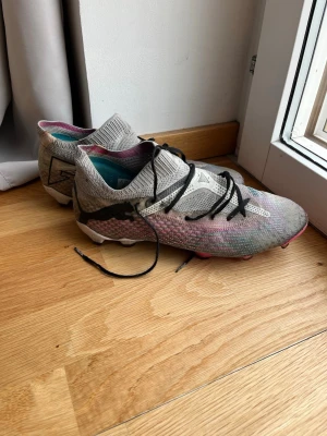 Puma Future Ultimate FG/AG fotbollsskor strl 42.5 - Ett par Puma future ultimate fotbollsskor för konstgräs och naturgräs i storlek 42.5. Skicket på skorna syns på bilderna, fråga gärna om ni vill se fler bilder.  Skosnören ingår inte.