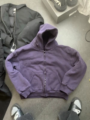 Heavyweight Washed Hoodie - Tjock Hoodie, väger mycket och är av hög kvalite, nytt skick. Skriv för mer information
