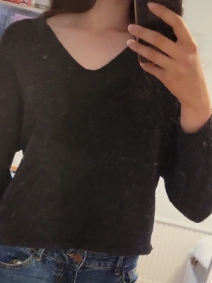 Vero moda V-neck tröja XS - Mysig grå tröja med v-neck från vero moda. Säljes på grund av att den inte passar längre mig längre.