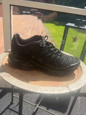 Svarta vapormax sneakers mycket bra skick  - Snygga helsvarta sneakers med mesh- och syntetpaneler samt en chunky sula med synliga luftbubblor. Skorna har lågt skaft och klassisk snörning. Perfekta för dig som gillar sportig och streetinspirerad stil.