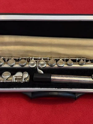 Silverfärgad tvärflöjt i etui - Säljer en klassisk tvärflöjt i silverfärgat metallmaterial. Flöjten kommer i ett svart fodral med mjuk insida och har flera ventiler och knappar. Perfekt för dig som vill börja spela eller behöver ett extra instrument.