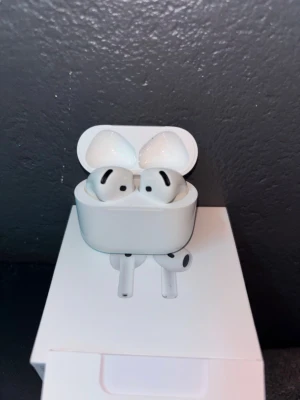 Vita trådlösa in-ear hörlurar - Helt nya använda två gånger då jag ville ha AirPods när jag flög har bara använt dem två gånger helt nya köpta från Elgiganten kan vissa kvitto pm 