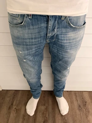 Dondup George herr jeans  - Hej! Säljer ett par dondup George! Storlek 33, skick 9/10, med ett par rikigt feta feta slitningar