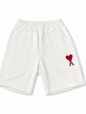 Vita shorts från Ami med rött hjärta - Snygga vita shorts från Ami Alexandre Mattiussi med elastisk midja och två stora fickor framtill. På ena benet finns ett rött hjärta med bokstaven A. Perfekta för sommaren och riktigt clean look.