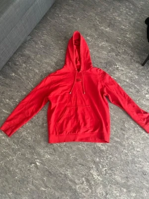Röd hoodie från HUG - Hugo boss tröja i storlek L