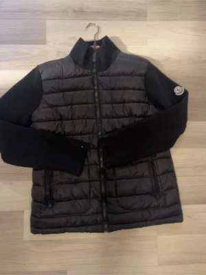 Svart dunjacka från Moncler - Cardiganen är storlek M men är väldigt liten för storlek och passar som S. Dm för mer bilder. NFC funkar.  