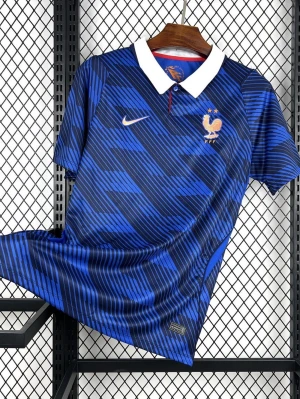 Frankrike Nike fotbollströja 2026 - Snygg blå fotbollströja från Nike med Frankrikes landslagsmärke och vita detaljer. Köp inte utan att skriva inann, eftersom tröjan är hos farsan vilket det då kommer ta minst 1 vecka att få tag i tröjan 
