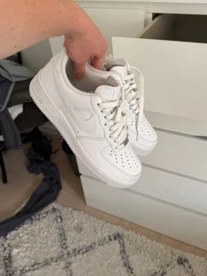 Nike Air Force 1 vita sneakers - Aldrig använda bara legat i garderoben