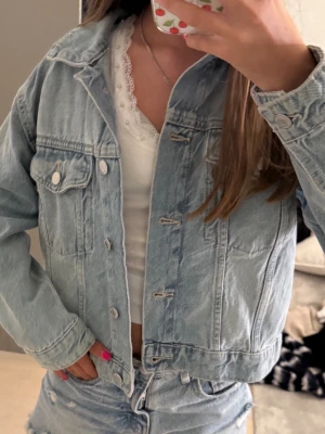 Ljusblå jeansjacka från Zara - Nästan aldrig använd jätte fin Zara jeans jacka. Säljer pågrund av att den har blivit för liten. 🩵