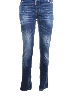 Blå distressed jeans från Dsquared2 - Säljer ett par blå jeans från Dsquared2 med coolt slitna detaljer och färgstänk. Jeansen har rak passform, klassisk femficksdesign och knappgylf. Materialet är denim i bomull som ger en skön känsla och snygg look.           ⚠️”Priset kan diskuteras”.⚠️           