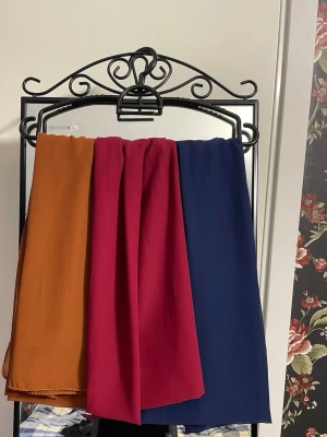 Chiffong Hijab - Chiffongslöjor i underbara färger. Den mörkröda har jag knappt använt medan den rostbruna och mörkblåa har använts många gånger. Alla är i mycket bra skick.  Finns ytterligare två färger på sista bilderna. Den kamelfärgade har slätare material och har använts många gånger, medan den aprikosa är ny.   Längd: ca 155 cm Bredd: ca 65 cm  1 för 30 kr, 2 för 50 kr, 3 för 80 kr.