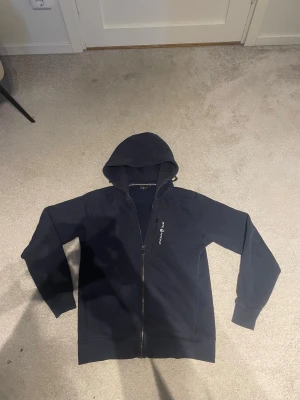 Marinblå hoodie från Sail Racing - Säljer min sail racing zip i färg marinblå då jag växt ur den . Den är i gott skick utan hål eller likande . Ny pris 1500kr , mitt pris 450kr ! 😄 Storlek M mvh 