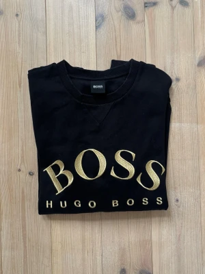 Svart sweatshirt från Hugo Boss - Säljer en svart sweatshirt från Boss i storlek S. Inga konstigheter, du får varmt höra av dig vid frågor! 
