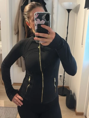 Lulu Lemon sett - Lulu Lemon sett i svart, sitter jättefint och de är jätte skönt (finns även i två andra färger) 