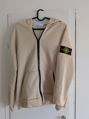 Stone island zip hoodie - Tjena, jag säljer en riktigt snygg Stone Island zip hoodie😁 Den är i mycket bra skick och har inga fläckar eller skador☺️ Den är självklart äkta✅ Skicka om du har några frågor 😄