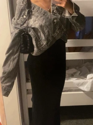 Grå jeansjacka  - Från H&M oversize. Pass S för oversize look . M för mer figur. Kort 