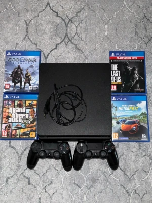 PlayStation 4 Slim med två kontroller och spel pris kan diskutera  - Säljer en svart PlayStation 4 Slim med två trådlösa DualShock 4-kontroller och strömkabel. Konsolen är tillverkad i matt plast och har en stilren, fyrkantig design. Fyra PS4-spel medföljer: God of War Ragnarök, The Last of Us Remastered, Grand Theft Auto V och The Crew Motorfest.