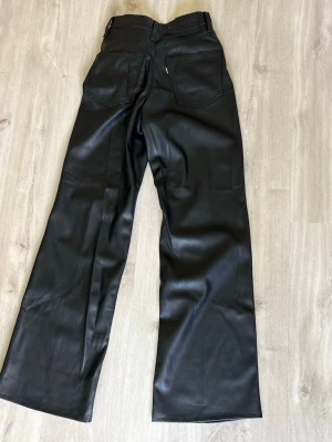 Levi’s lack byxor svarta - Svarta levi’s lack byxor, sitter som xs. High waist flare. Aldrig använt. Stylish. 70s high flare storlek 23