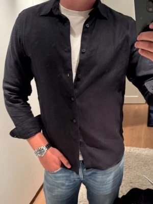 Uniqlo linneskjorta  - Svart linneskjorta från uniqlo, mycket bra skick och väldigt lite använd 