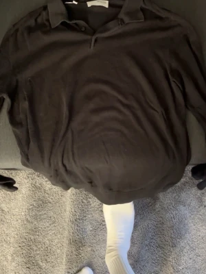 Rosa t-shirt och svart pikétröja - Säljer en enkel rosa t-shirt storlek M med rund hals och korta ärmar samt en svart pikétröja med krage och knappar. Perfekta basplagg att ha i garderoben och lätta att matcha med olika stilar. Svart Selected pike storlek L
