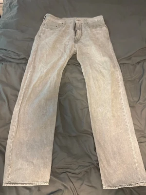 Ljusgrå raka jeans - Säljer dessa jeans från g-star raw i storlek 31/32 då de inte används längre. 