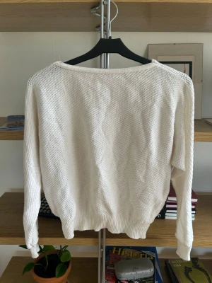 croppad vit stickad - kort vit stickad med lite kortare ärmar också uppskattar storlek S      avant garde chic vintage y2k swag