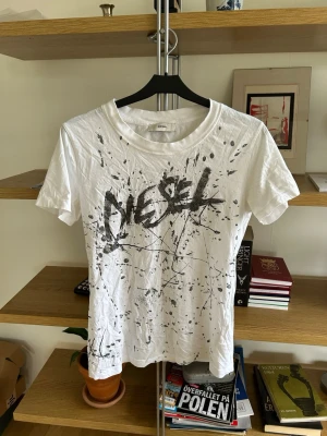 diesel tshirt  - feeett cool tshirt med silvrigt grafittitryck uppskattar storlek S/M     avant garde chic y2k emo swag vintage
