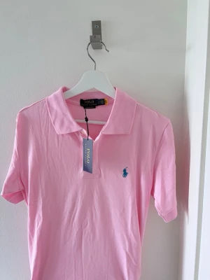 Ralph Lauren piké - Säljer den här lite schysstare raffe pikén nu! Säljer den riktigt billigt då den sitter lite skumt! Storleken på den här är S men sitter som sagt otroligt skumt! Hör av er vid minsta fundering! Mvh Quadra Closet!