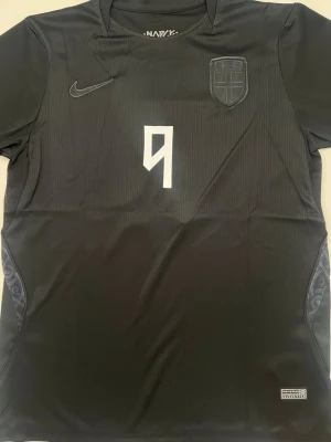 Erling Braut Haaland Norge Vm 2026 bortatröja - Fotbollströja i helt nytt och oanvänt skick med tag kvar. Detaljrik design och bekvämt material som passar både till match och vardag. Detta är en inofficiell version av modellen. Storlek M