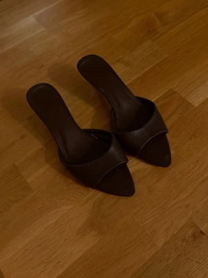 Bruna slip-in pumps med smal klack - Fina och trendiga klackar från mango använda några gånger men i fräscht skick 💞