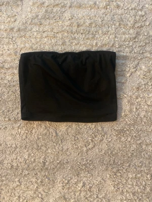  tubtopp - Denna tubtoppen säljer jag då den är ganska liten ☺️ Tubtoppen har varit använd ett par gånger, vilket man ser på lappen men den har inga skador!! Toppen är i xs, passar xxs men den är fortfarande ganska liten ❤️❤️