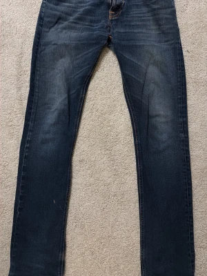 Mörkblå jeans från Nudie Jeans - Säljer ett par mörkblå jeans från Nudie Jeans, hör av dig vid frågor!☺️