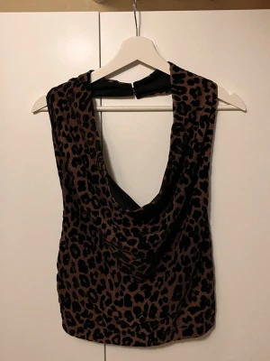 Halterneck topp - Halterneck topp med leopard tyg/mönster. 