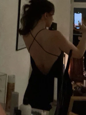 Minidress från Zara - Svart miniklänning från Zara med djup rygg. 