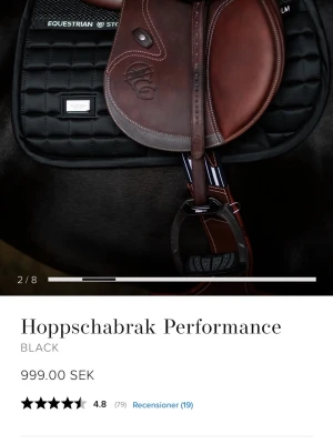 Svart hoppschabrak Equestrian - Säljer ett svart hoppschabrak från Equestrian Stockholm. Schabraket har quiltad design, diskret logga och förstärkta partier. Prislappen kvar och plasten vid märket