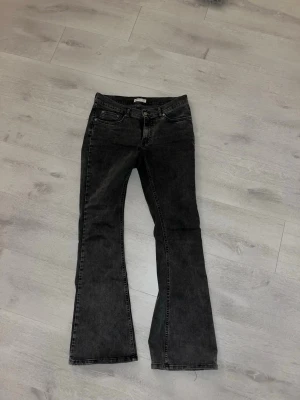 Svarta bootcut jeans från Gina Tricot - Säljer ett par svarta bootcut jeans från Perfect Jeans i storlek 40. Jeansen har klassisk femficksmodell, normalhög midja och utsvängda ben. Snygg tvättad svart färg och detaljerade sömmar. Perfekta för en trendig och avslappnad look. Knappt använda. 